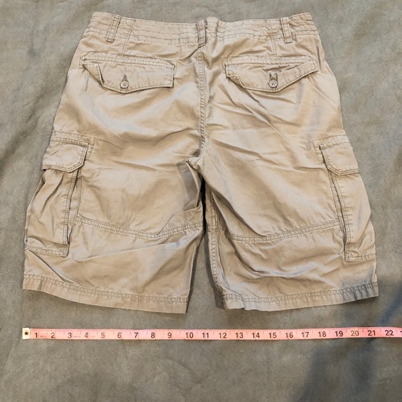 SOLD! Men’s DKNY Khaki Cargo Shorts - Picture 2 of 4